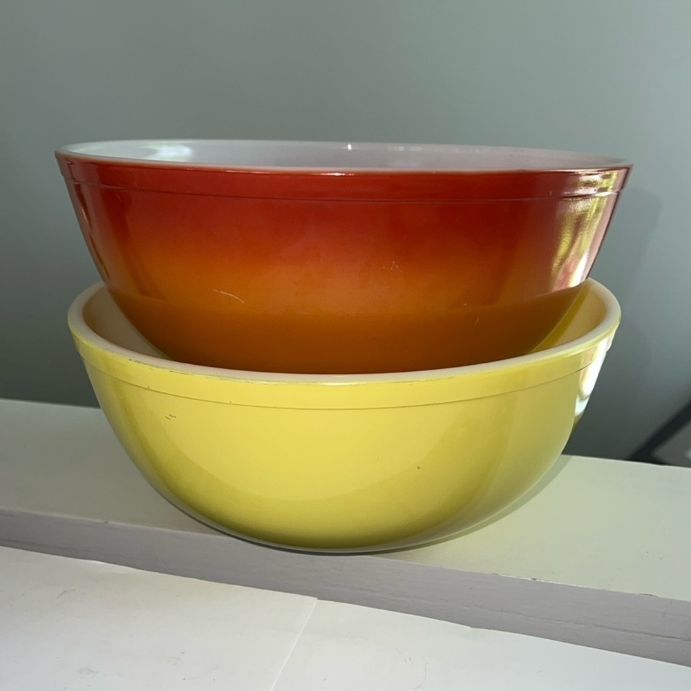 Set of Two Pyrex 4Q Primary Yellow and Flameglo Bowls